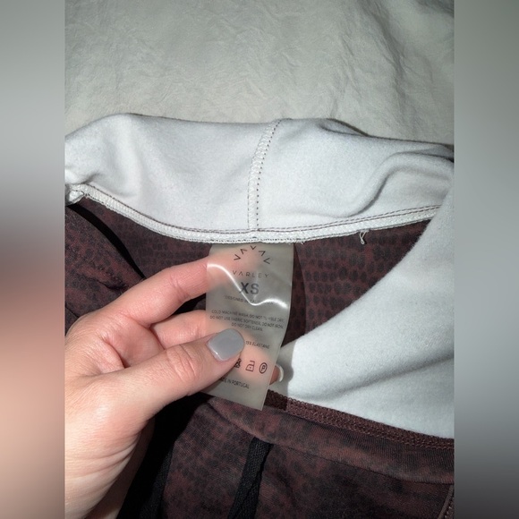 Varley Open Back Sports Hoodie Burgundy Snakeprint XS - Picture 4 of 4